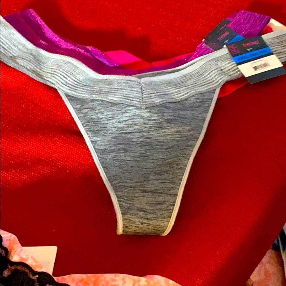 There is 4 pair of thongs size XXXL